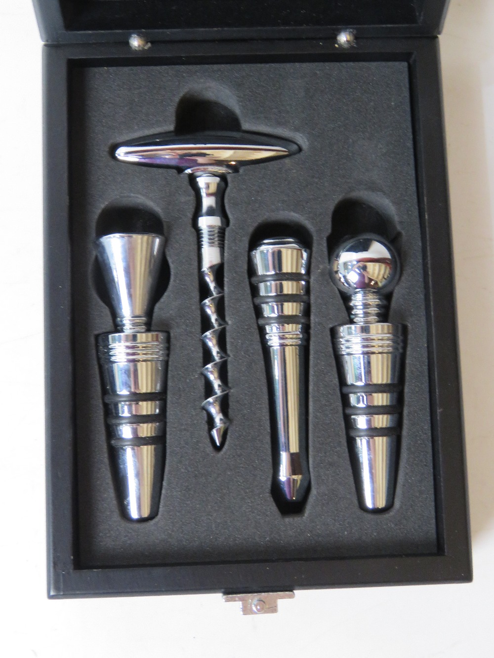 A set of three wine stoppers with corkscrew in presentation box. - Image 2 of 3