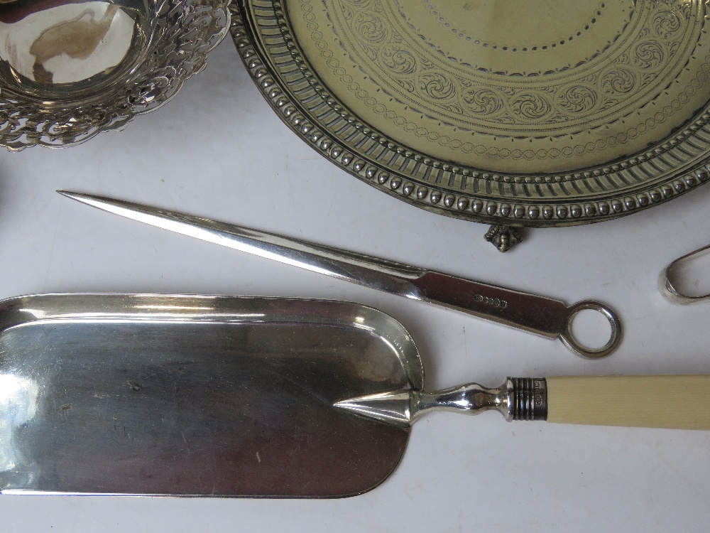 A silver plated crumb scoop having HM silver collar, - Image 3 of 4