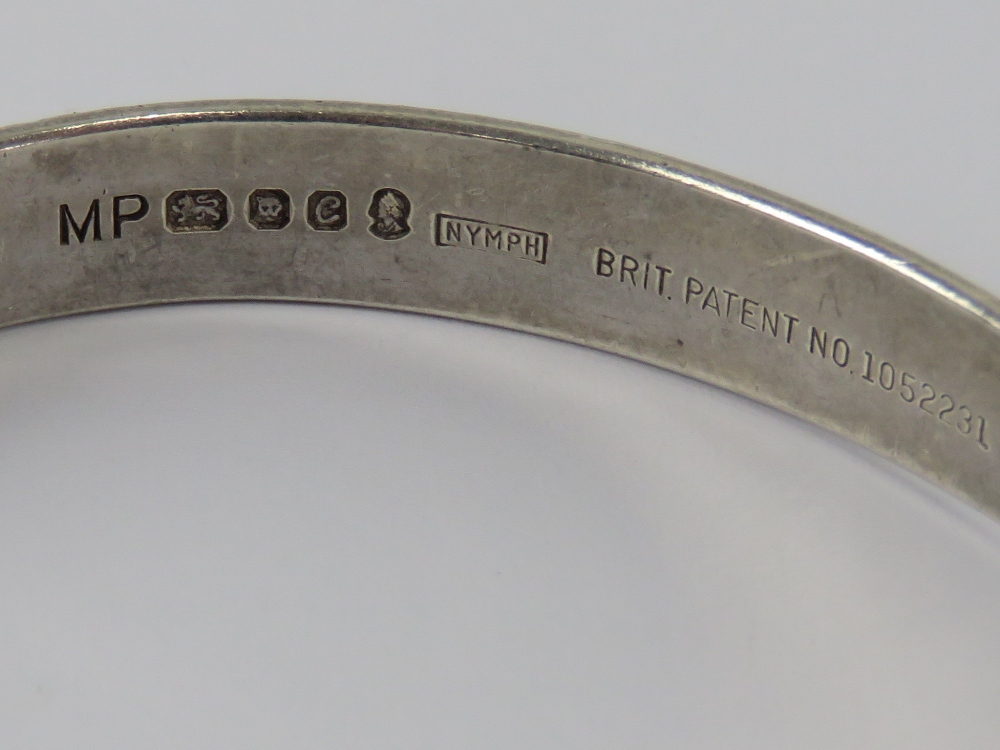 A HM silver bangle having overlapping oval pattern upon, London Jubilee hallmark upon, 5.2cm dia. - Bild 2 aus 2