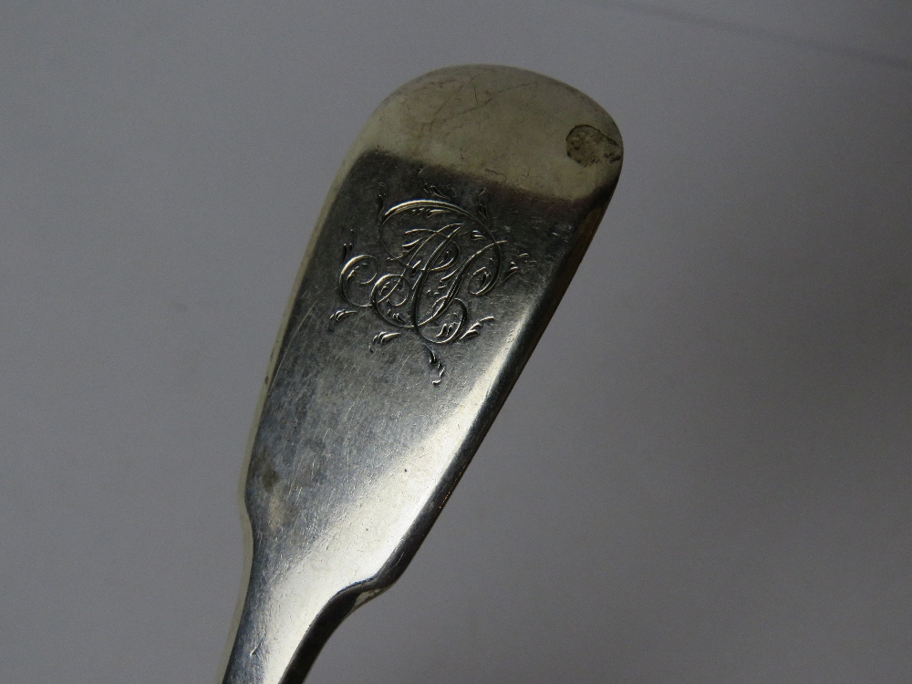 An HM silver serving spoons hallmarked for London and weighing 73.1g / 2.36ozt. - Image 2 of 3