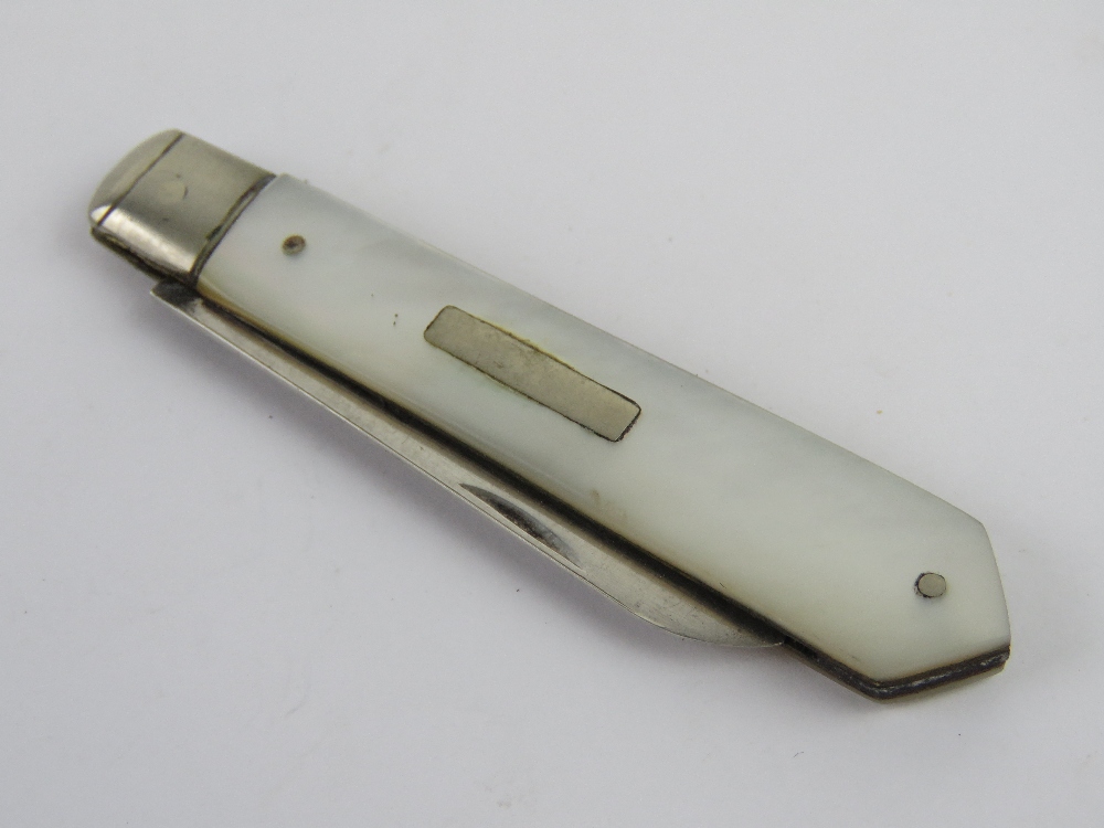 A William Needham HM silver and mother of pearl fruit knife, Sheffield 1921 hallmark. - Image 3 of 4