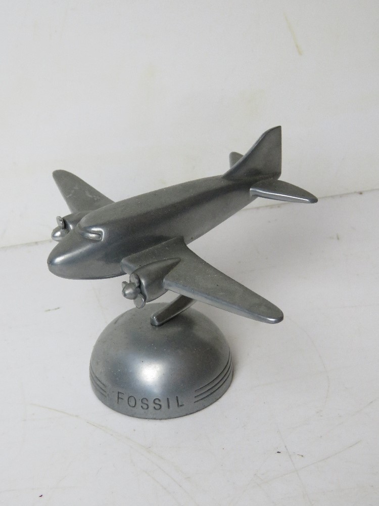 An aeroplane themed rotating desk ornament marked 'Fossil', approx 9.5 x 7cm. - Image 2 of 2