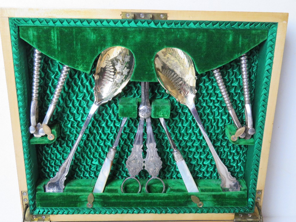 A fine cutlery set having including fish knives and forks with mother of pearl handles, - Image 3 of 4