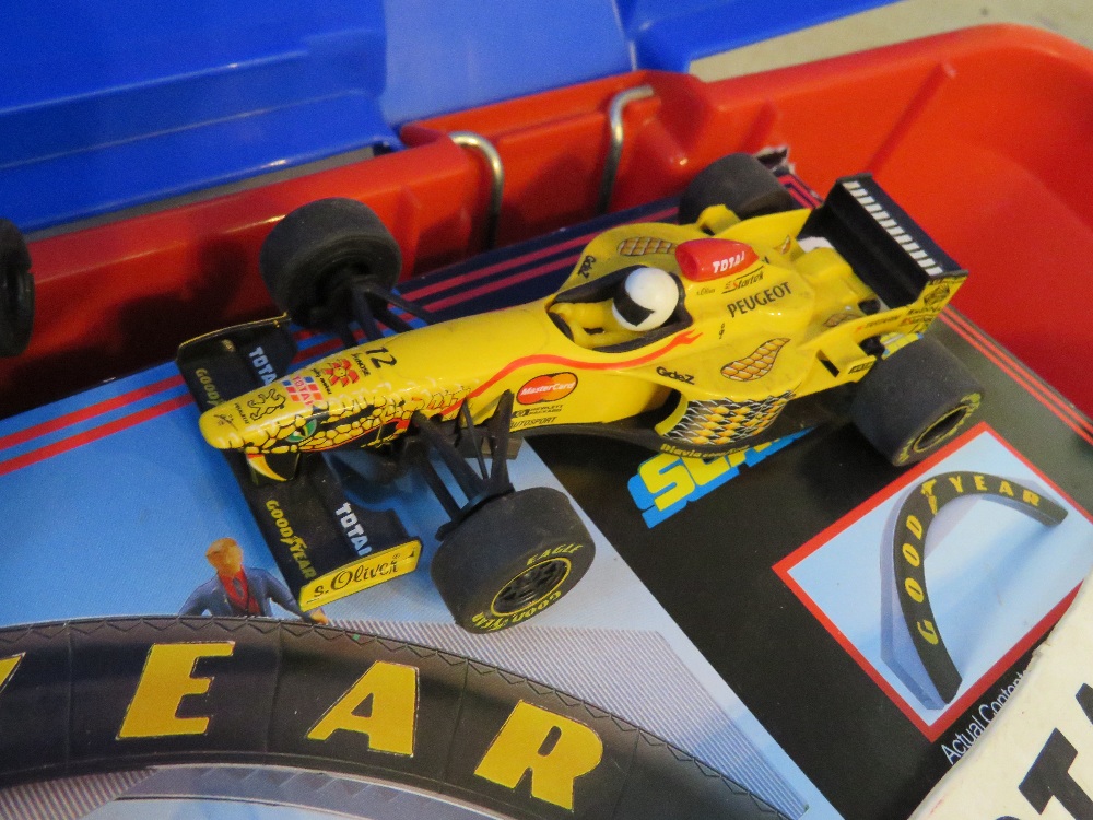 A large quantity of Scalectrix inc Formula One racing cars, accessories, start banner, - Bild 7 aus 7
