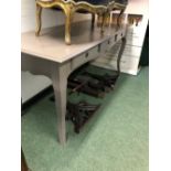 A FRENCH COUNTRY STYLE GREY PAINTED CONSOLE TABLE WITH THREE DRAWERS ABOVE THE CABRIOLE LEGS.   W
