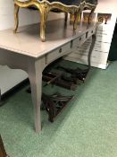 A FRENCH COUNTRY STYLE GREY PAINTED CONSOLE TABLE WITH THREE DRAWERS ABOVE THE CABRIOLE LEGS.   W