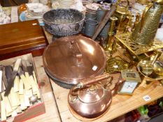 AN ANTIQUE BRASS CARRIAGE CLOCK, COPPER KETTLE AND COOKING PANS, VARIOUS BRASS WARES, CUTLERY, AND