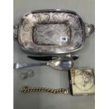 A SILVER BANGLE, A SILVER GILT ITALIAN CURB BRACELET. TWO SILVER RINGS, VARIOUS SILVER EARRINGS,