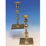 A PAIR OF 18th C. BRASS CANDLESTICKS, THE COLUMNS ON DISHED SQUARE FEET. H 24cms.