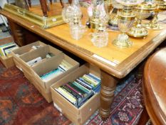 AN ANTIQUE PINE TABLE, THE EDGES OF THE RECTANGULAR TOP AND THE TURNED LEGS PAINTED BROWN. W 198 x