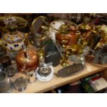 A LARGE COLLECTION OF VICTORIAN AND LATER COPPER, BRASS AND OTHER METAL WARES INCLUDING AN
