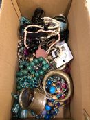 A QUANTITY OF VARIOUS ITEMS OF COSTUME JEWELLERY.