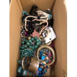 A QUANTITY OF VARIOUS ITEMS OF COSTUME JEWELLERY.