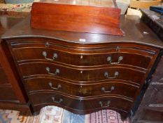 AN ANTIQUE GEORGIAN STYLE SERPENTINE MAHOGANY CHEST WITH BRUSHING SLIDE