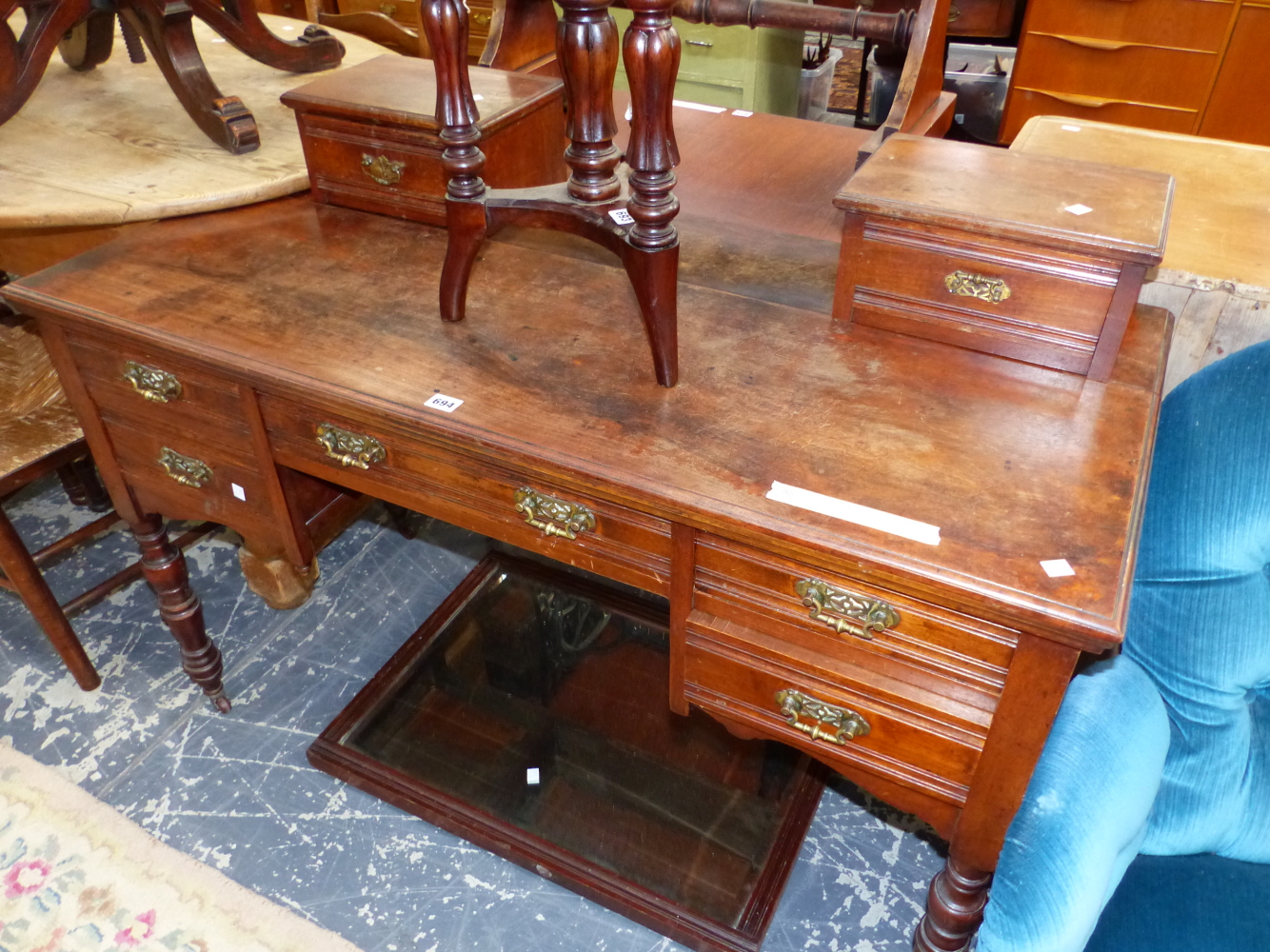 A VICTORIAN MAHOGANY MIRROR BACK DRESSING TABLE WITH FIVE APRON DRAWERS ABOVE TURNED LEGS ON CERAMIC