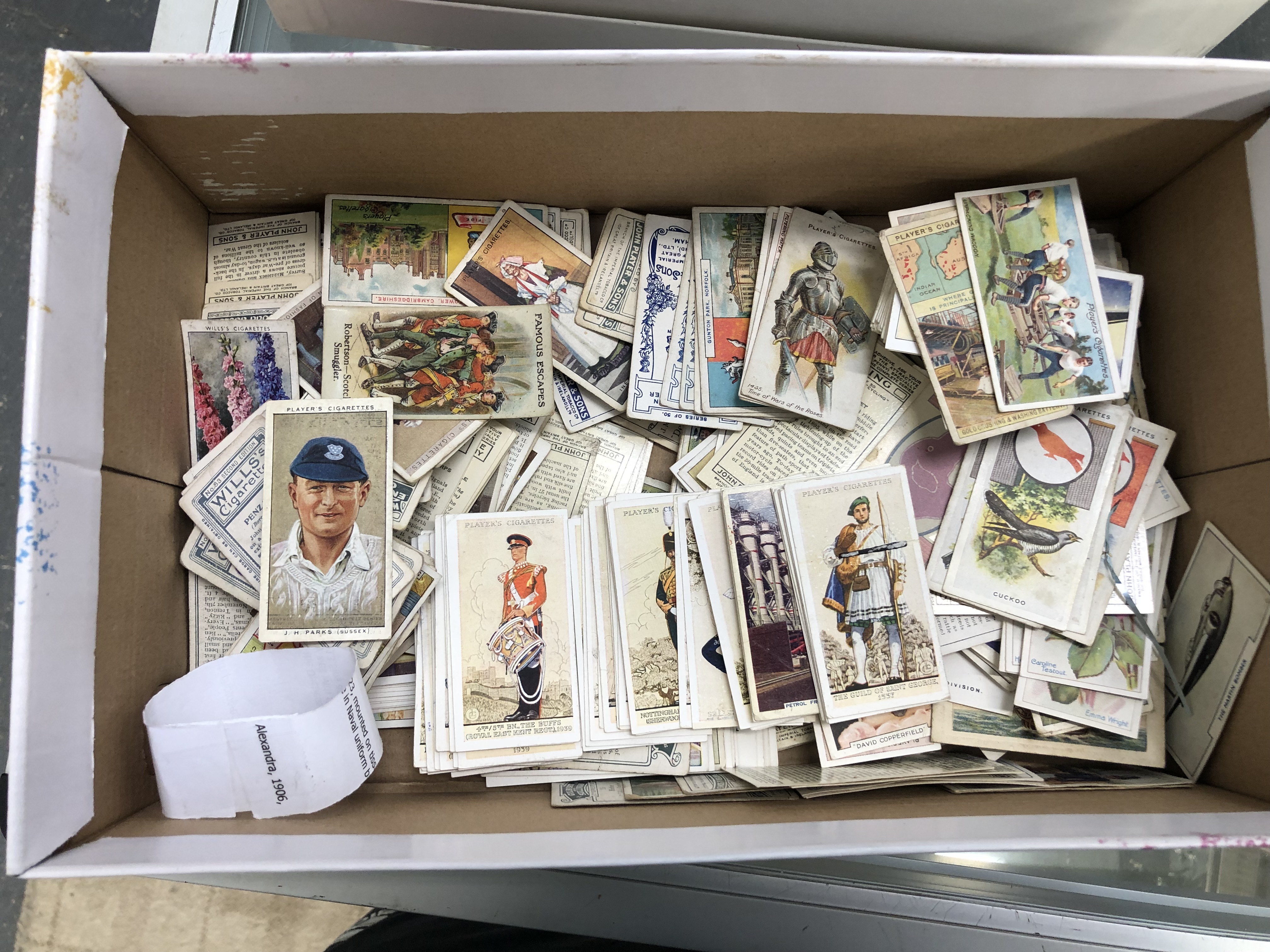 A COLLECTION OF CIGARETTE CARDS, LOOSE AND IN ALBUMS. - Image 11 of 18