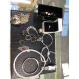 A COLLECTION OF JEWELLERY TO INCLUDE SEVEN VARIOUS SILVER RINGS, A SILVER CHARM BRACELET, AND