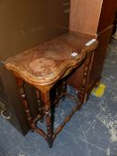 AN 18th C. STYLE CROSS BANDED BURR YEW TABLE OPENING ON SINGLE GATE. W 57 x D 28 CLOSED x H 73cms.