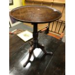A GEORGE III OAK TRIPOD TABLE WITH DISHED CIRCULAR TOP AND ON LONG NOSE CLUB FEET. Dia. 50 x H 72cms