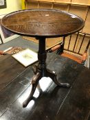 A GEORGE III OAK TRIPOD TABLE WITH DISHED CIRCULAR TOP AND ON LONG NOSE CLUB FEET. Dia. 50 x H 72cms