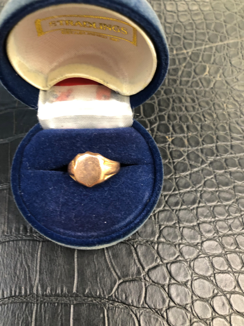 A 9ct OLD GOLD HALLMARKED CHESTER SHIELD SIGNET RING.