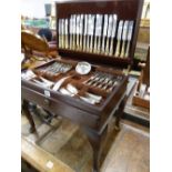 A MAHOGANY CANTEEN TABLE OF ELECTROPLATE CUTLERY, TWELVE PLACE SETTING, THE LID LEATHER INSET, A DRA