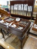 A MAHOGANY CANTEEN TABLE OF ELECTROPLATE CUTLERY, TWELVE PLACE SETTING, THE LID LEATHER INSET, A DRA