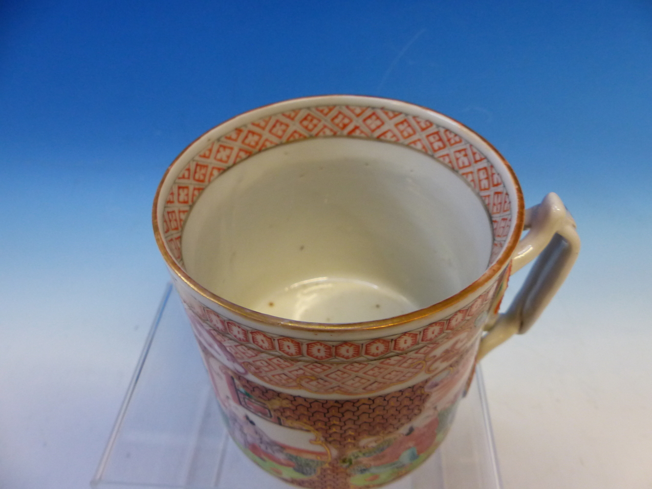 A CHINESE MANDARIN PALETTE MUG PAINTED WITH TWO RESERVES OF FIGURES ON AN IRON RED Y-DIAPER - Image 5 of 6