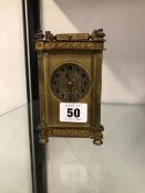 AN EDWARDIAN STRIKING BRASS CASED CARRIAGE CLOCK.