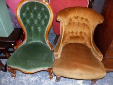 A VICTORIAN WALNUT SHOW FRAME NURSING CHAIR, THE HOOP BACK BUTTON UPHOLSTERED IN GREEN VELVET