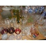 A QUANTITY OF ANTIQUE AND LATER GLASS WARES.