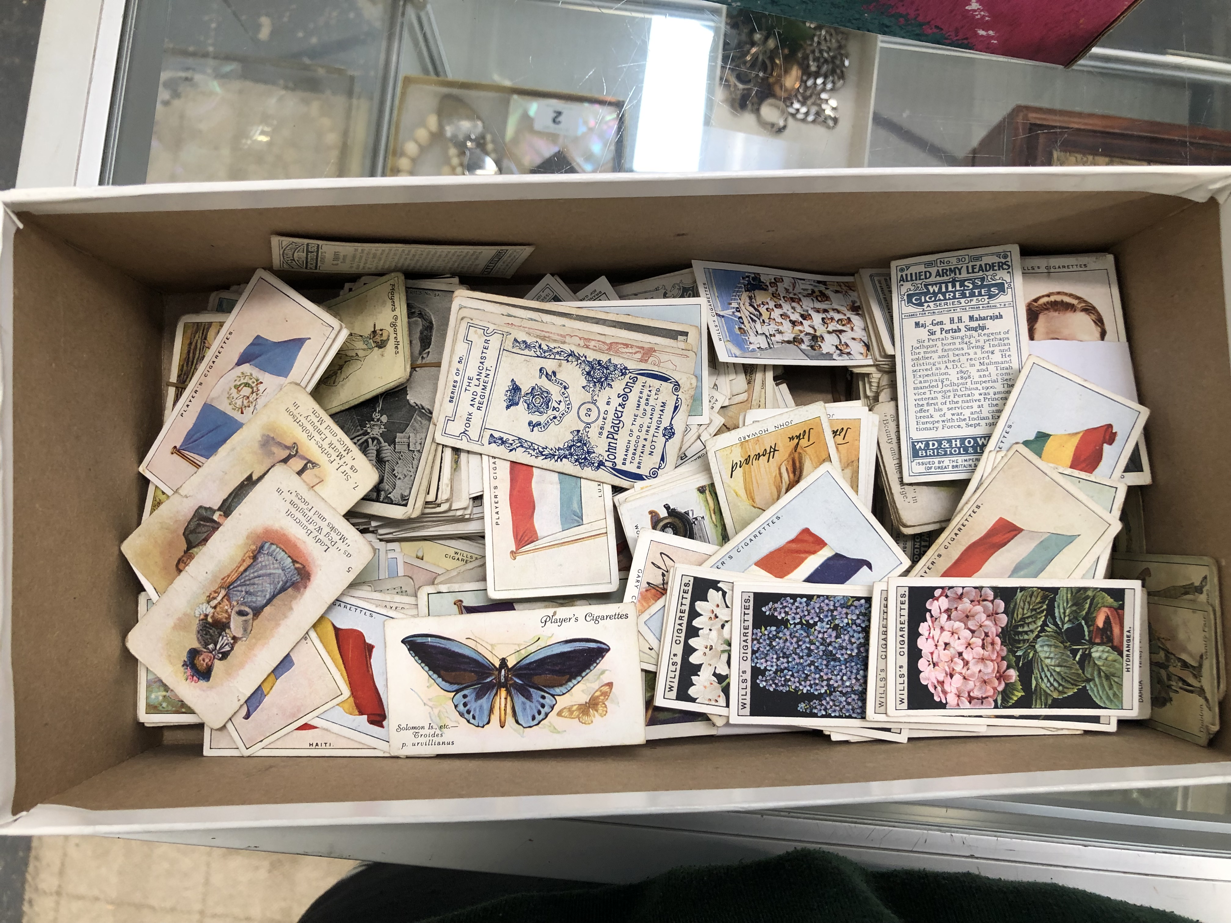 A COLLECTION OF CIGARETTE CARDS, LOOSE AND IN ALBUMS. - Image 10 of 18