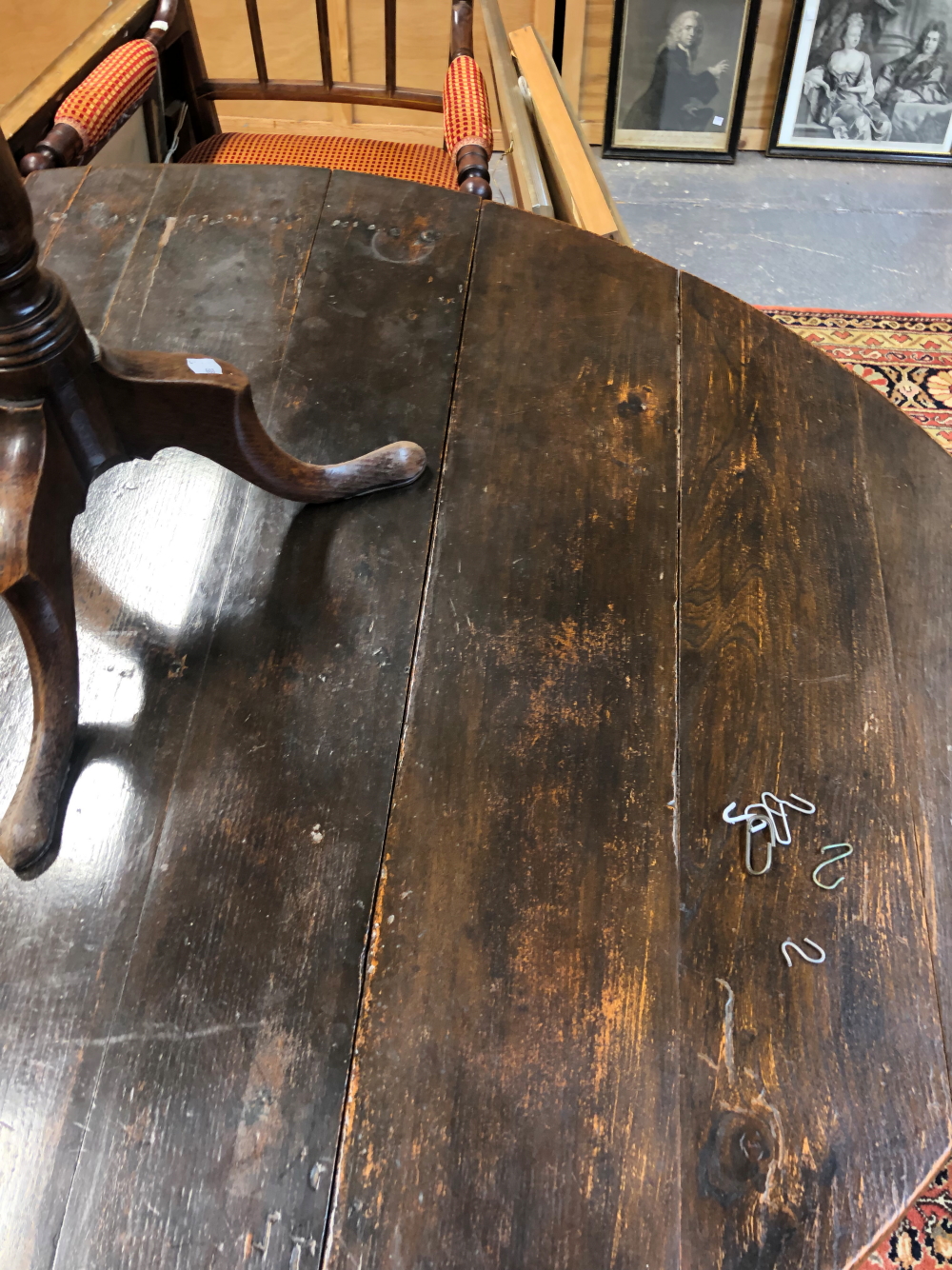 AN EARLY 18th C. OAK OVAL FLAP TOP TABLE, THE BALUSTER LEGS JOINED BY STRETCHERS ABOVE THE BUN FEET. - Image 4 of 4