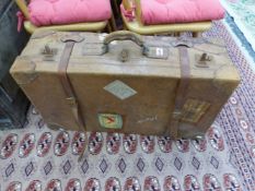 A LARGE VINTAGE LEATHER SUITCASE.
