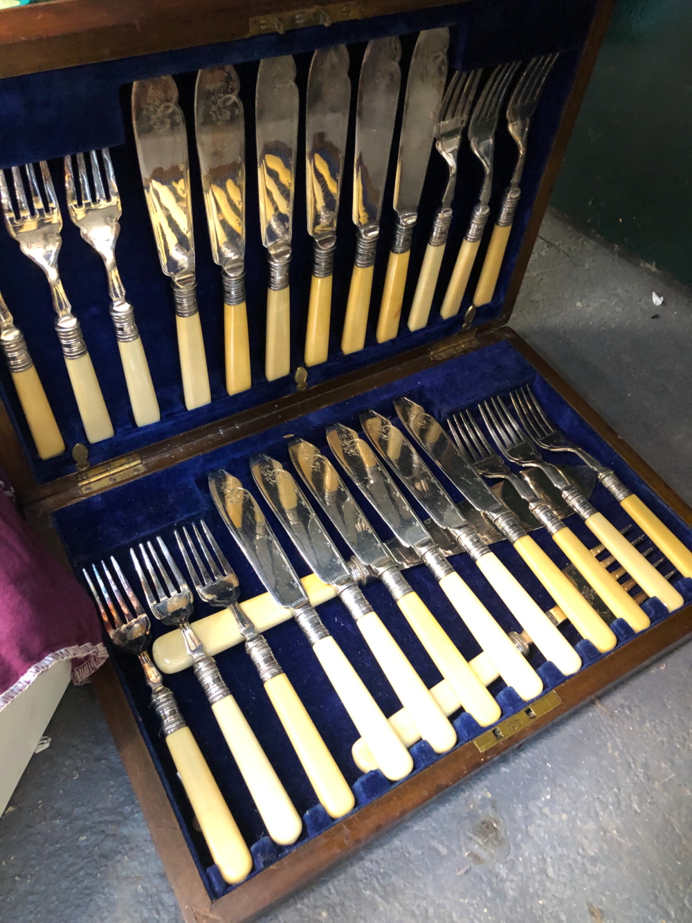 A CASED SET OF EPNS CUTLERY TOGETHER WITH VARIOUS OTHER SILVER PLATED CUTLERY IN ROLLS AND A PAIR O - Image 3 of 4