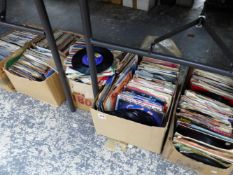 A LARGE COLLECTION OF VINTAGE 7" RECORD SINGLES.