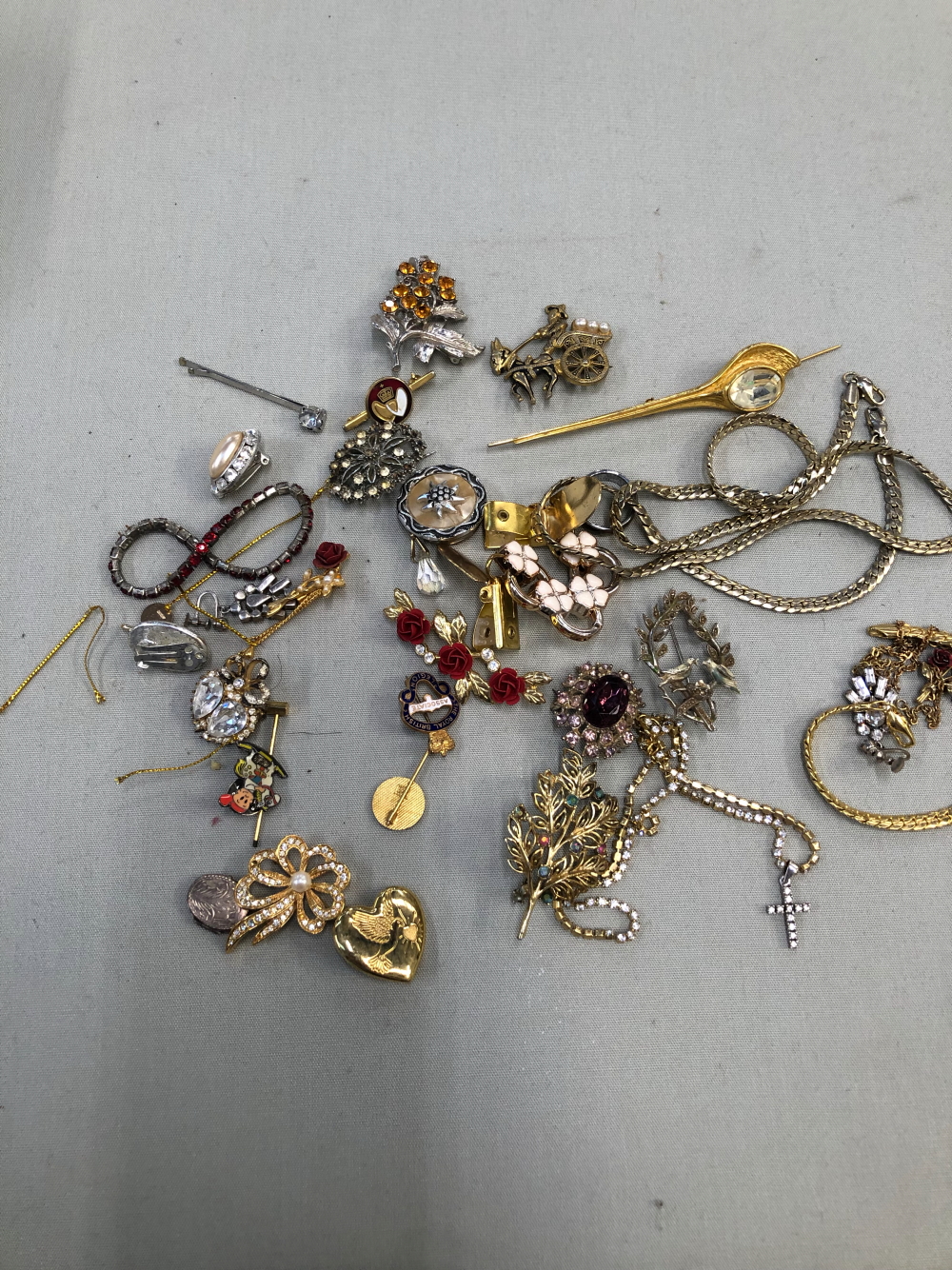 A COLLECTION OF VINTAGE COSTUME JEWELLERY.