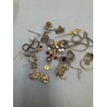 A COLLECTION OF VINTAGE COSTUME JEWELLERY.
