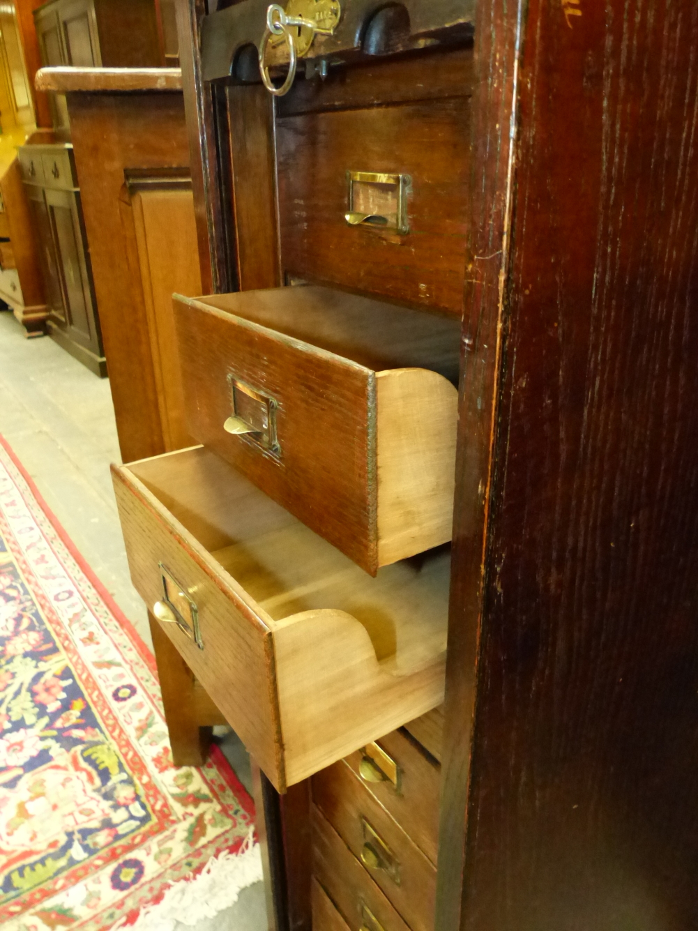 AN OAK OFFICE CABINET WITH ROLL UP SLATTED DOOR OVER EIGHT DRAWERS AND PLINTH FOOT. W 37 x D 50 - Image 3 of 7
