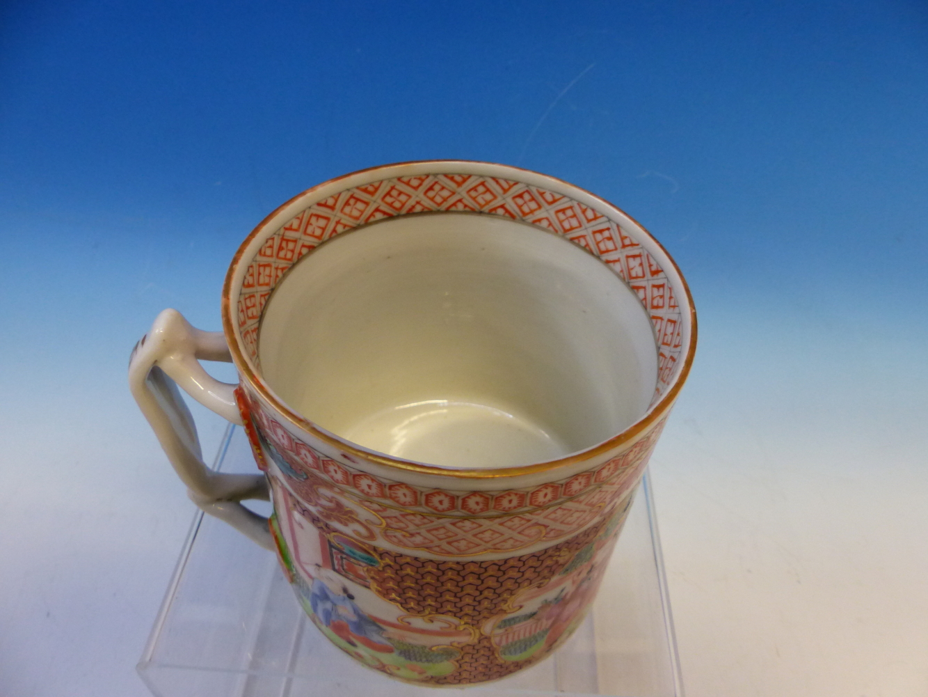 A CHINESE MANDARIN PALETTE MUG PAINTED WITH TWO RESERVES OF FIGURES ON AN IRON RED Y-DIAPER - Image 3 of 6