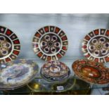 THREE DERBY IMARI PLATES AND OTHER DECORATIVE PLATES.