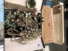 A GOOD SELECTION OF VINTAGE AND OTHER JEWELLERY TO INCLUDE SILVER ITEMS.