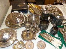 A QUANTITY OF SILVER PLATED WARES TO INCLUDE CASED AND OTHER CUTLERY, SERVING DISHES, TRAYS ETC.