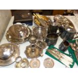 A QUANTITY OF SILVER PLATED WARES TO INCLUDE CASED AND OTHER CUTLERY, SERVING DISHES, TRAYS ETC.