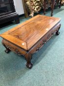 A CHINESE HARDWOOD LOW TABLE, THE RECTANGULAR TOP ABOVE AND SCROLL CARVED APRON AND LEGS ON