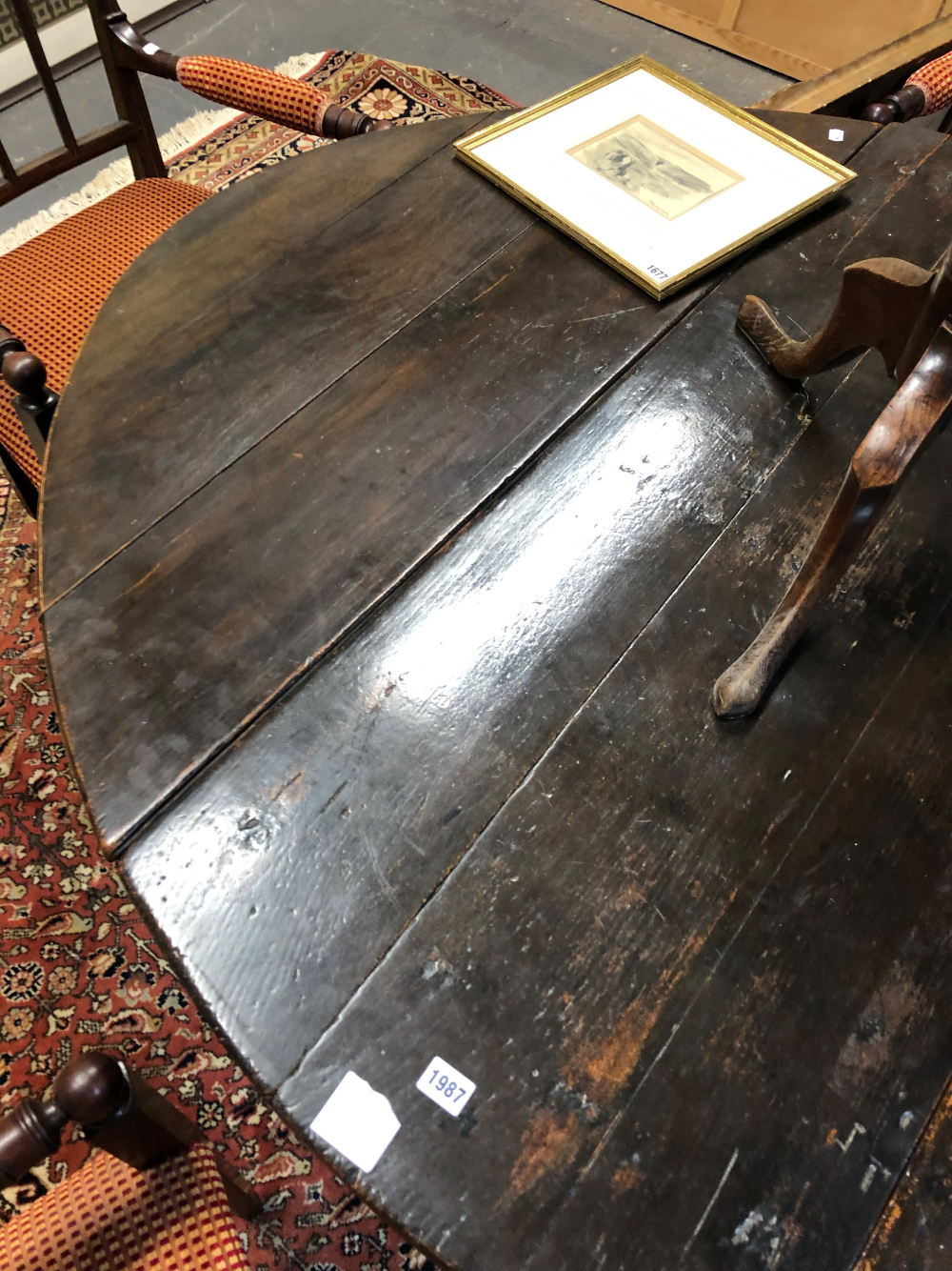 AN EARLY 18th C. OAK OVAL FLAP TOP TABLE, THE BALUSTER LEGS JOINED BY STRETCHERS ABOVE THE BUN FEET. - Image 3 of 4