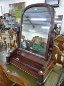 A VICTORIAN MAHOGANY DRESSING TABLE MIRROR, THE SCROLLING ARM SUPPORTS ON A BOX WITH SLIDE OPEN