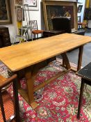 AN ARTS AND CRAFTS STYLE OAK SMALL DINING TABLE WITH SHAPED UNDER STRETCHER
