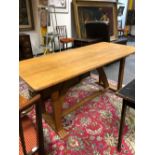 AN ARTS AND CRAFTS STYLE OAK SMALL DINING TABLE WITH SHAPED UNDER STRETCHER