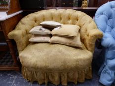 A VICTORIAN SETTEE BUTTON UPHOLSTERED IN YELLOW DAMASK. W 104cms. TOGETHER WITH FIVE CUSHIONS